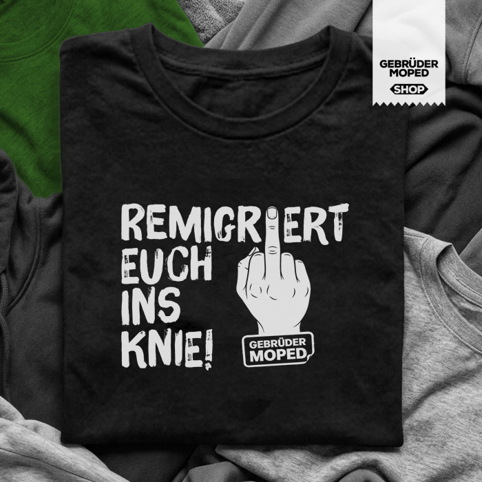 Schwarzweißfoto (mit grünem Farbelement im Hintergrund) eines gefalteten schwarzen T-Shirts mit weißem Aufdruck: „Remigriert euch ins Knie!“. Das zweite „i“ im Wort „Remigriert“ wird dargestellt durch den ausgestreckten Mittelfinger eines weiß gezeichneten Handrückens. Auf diesem befindet sich ein kleiner, zusätzlicher „Gebrüder Moped“-Schriftzug. Das Shirt liegt auf mehreren hellen und dunklen Kleidungsstücken, rechts oben hängt ein Etikett mit der Aufschrift „Gebrüder Moped Shop“.